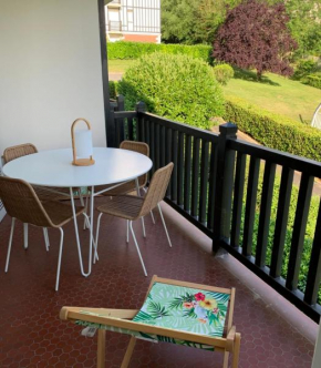 Apartment with swimming pool - near train station